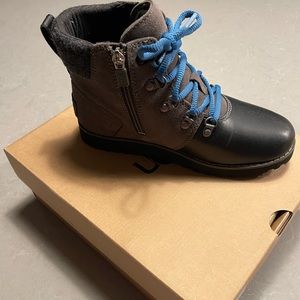 Ugg Hilmar big kid boot